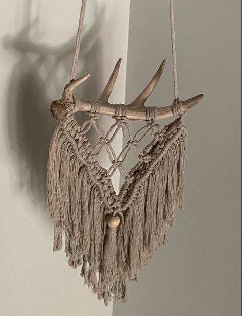 Macrame With Deer Antlers, Deer Skull Macrame, Macrame Deer Antlers, Bone Macrame, Winter Macrame, Deer Antler Crafts Diy, Antler Crafts Diy, Deer Antler Macrame, Deer Antler Dream Catcher