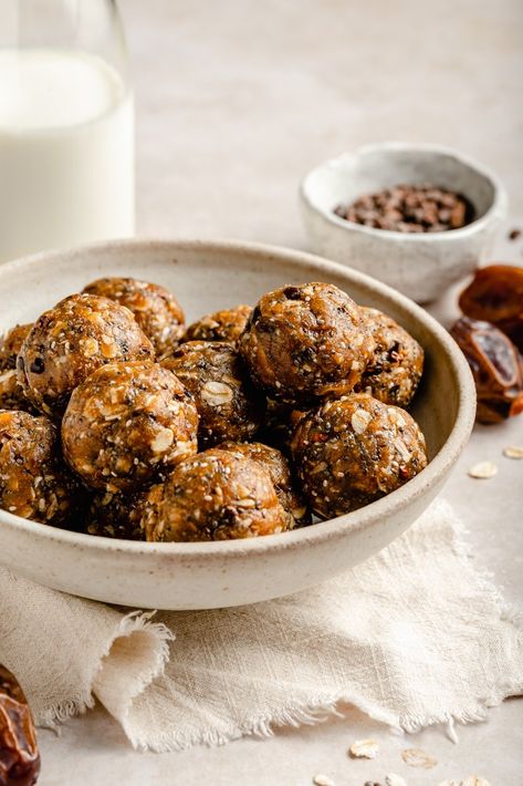 No bake oatmeal peanut butter cookie energy bites that taste just like your favorite cookie! These delicious, easy oatmeal cookie energy bites are packed with fiber and protein thanks to creamy peanut butter, oats and chia seeds. Add cacao nibs for rich chocolate flavor in every bite! #nobake #healthysnack #energybites #glutenfreesnack #kidfriendly #snackrecipe No Bake Oatmeal, Bake Oatmeal, Oatmeal Peanut Butter, Oatmeal Cookies Easy, Diet Cookies, Best Peanut Butter Cookies, No Bake Energy Bites, Peanut Butter Oats, Easy Oatmeal