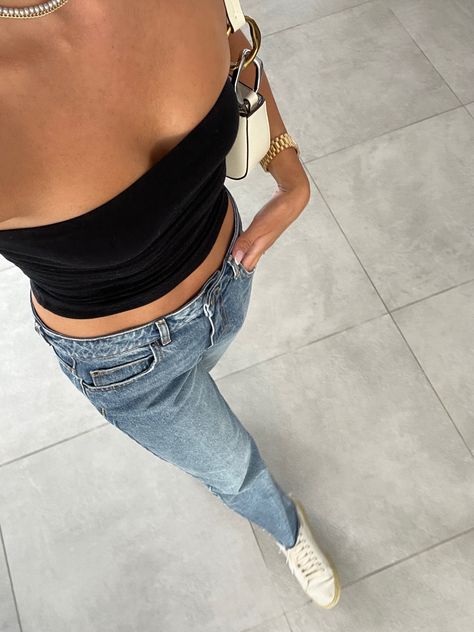 Black tube top, low rise jeans, pearl necklace, shoulder bag. Beige bag Tube Top Low Rise Jeans, Tube Top And Low Rise Jeans, Black Low Rise Jeans Outfit, Jeans Black Top Outfit, Jeans And Black Top Outfit, Low Jeans Outfit, Jeans With Black Top, Low Waist Outfit, Black Top And Jeans Outfit