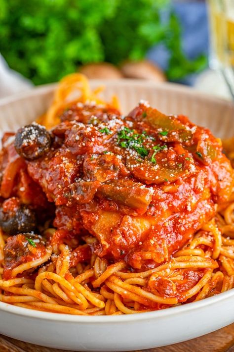 With tons of flavor and served over a bed of pasta, this Chicken Cacciatore Recipe is a great weeknight meal that will fill you up and is also a great idea for dinner parties. Chicken Cattitore, Chia Bars, Idea For Dinner, Autumn Cooking, Vodka Sauce Recipe, Cacciatore Recipes, Chicken Cacciatore Recipe, Kfc Recipe, Cooking Meals