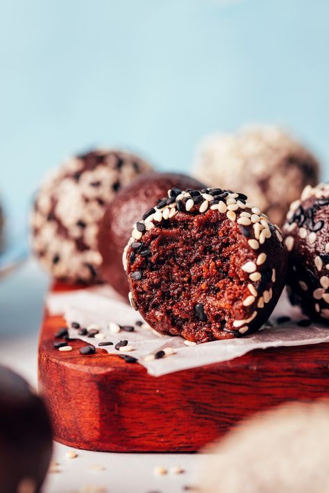 5-Ingredient Chocolate Tahini Truffles - Minimalist Baker Recipes Sweet Truffles, Tahini Chocolate, Chocolate Tahini, Chocolate Balls, Baked Carrots, Super Snacks, Minimalist Baker, Date Recipes, Snacks To Make