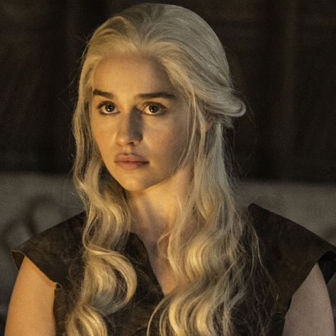 Emilia Clarke Explains Why She Refused to Have a Body Double For Her Fiery Walk on Game of Thrones Daenerys Targaryen Icons, Emilia Clarke Daenerys Targaryen, Targaryen Aesthetic, Gra O Tron, Hbo Series, Mother Of Dragons, English Actresses, Emilia Clarke, Hollywood Celebrities