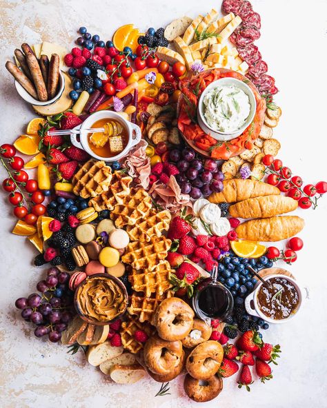 Outdoor Brunch Party, Brunch Meals, Breakfast Charcuterie Board, Easy Charcuterie, Breakfast Charcuterie, Breakfast Favorites, Parties Food, Outdoor Brunch, Mini Bagels