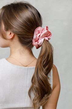 Satin Scrunchies Hairstyles, Cute Hairstyles With Scrunchies, Hair Scrunchie Hairstyles, Scrunchies Hairstyles, Short Bleached Hair, Ponytail Scrunchie, Satin Styles, Scrunchie Styles, Elegant Bun