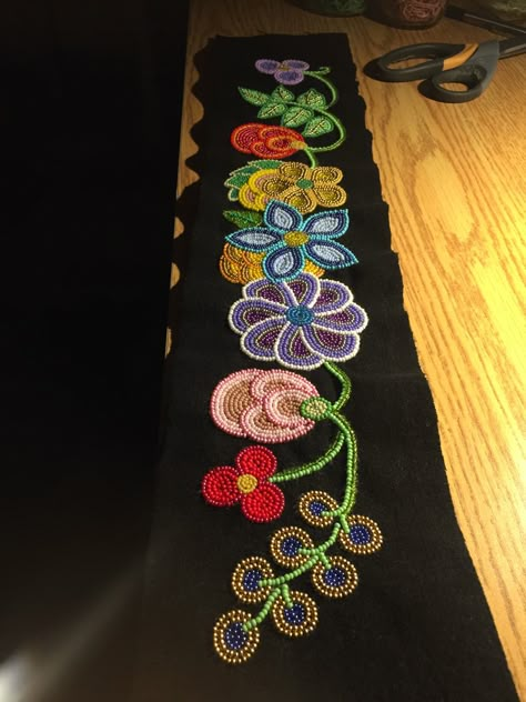 Ojibway Floral, Metis Beadwork Patterns, Métis Beadwork, Shawl Dancer, Metis Beadwork, Floral Beadwork, Beadwork Ideas, Indian Beadwork, Native Beading Patterns