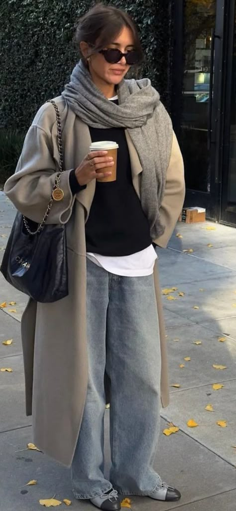 Street Style 2024 Winter 2024 Street Style Trends, 2024 Street Fashion, Fall Street Style 2024, Winter Casual Street Style, Casual Winter Fashion, Pointy Boots, Street Style Outfits Casual, Winter Fashion Ideas, Mode Casual