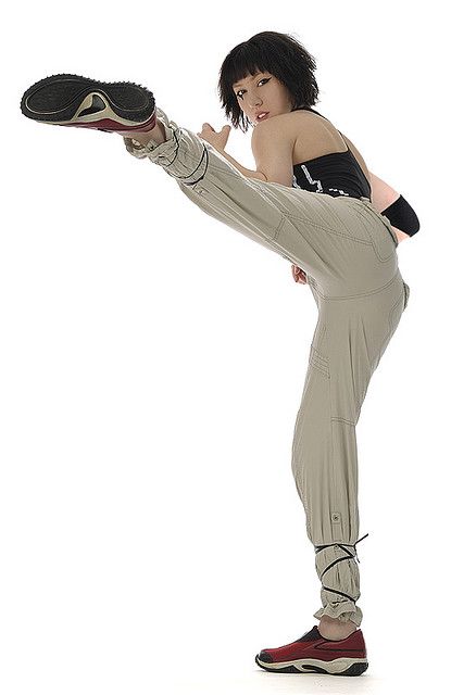 Roundhouse Kick. Maybe one day I will be able to kick that high! Pose Mannequin, Mode Poses, Roundhouse Kick, Life Drawing Reference, Action Pose Reference, Photographie Portrait Inspiration, Workout Stuff, Female Pose Reference, Anatomy Poses