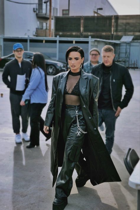 Follow my board ‘Demi Lovato Outfits’ @peachylaurent Demi Lovato Style Outfits, 2023 Highlights, Demi Lovato Style, Luanna Perez, Zendaya Style, Rocker Girl, Cute Casual Dresses, Celebrity Look Alike, Outfit Mujer