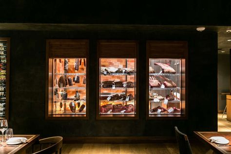 Steakhouse Interior, Aged Steak, Himalayan Salt Room, Steak At Home, Restaurant Display, Dry Aged Steak, Homemade Sausage Recipes, Dried Meat, Dry Aged Beef