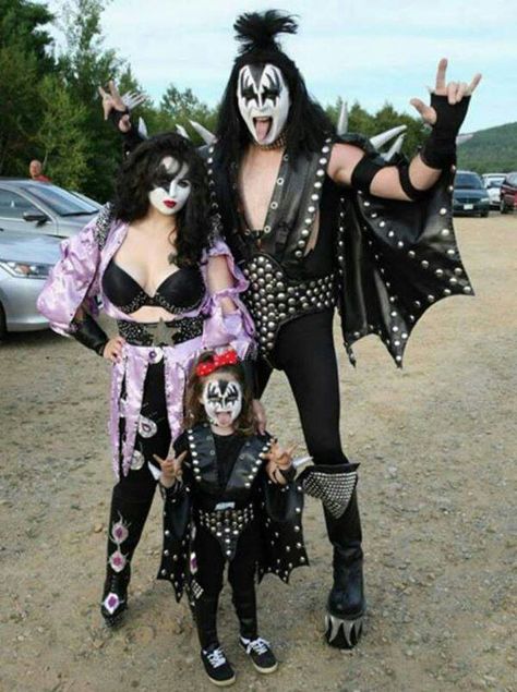 This is just kickass Punk Christmas Outfit, Banda Kiss, Kiss Artwork, Kiss Concert, Rock Band Posters, Kiss Army, Kiss Pictures, Band Outfits, Metal Family