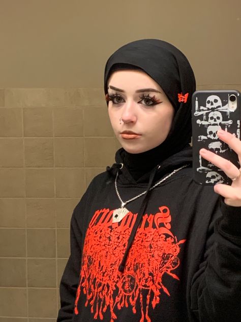 cyber y2k hijabi grunge street style haunted mound goth hijab Emo Hijab Outfits, Hijabi Grunge, Emo Hijabi, Punk Hijabi, Grunge Hijabi, Goth Hijabi, Pagan Veiling, Grunge Hijabi Aesthetic, Alt Hijabi Aesthetic