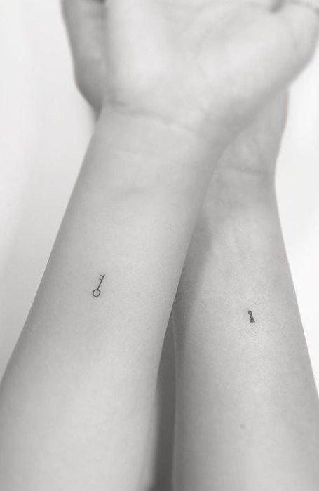 25 Best Friend Tattoos to Celebrate Your Special Bond - The Trend Spotter Pair Tattoos, Matching Bff Tattoos, Partner Tattoos, Maching Tattoos, Twin Tattoos, Matching Friend Tattoos, Cute Matching Tattoos, Small Matching Tattoos, Matching Best Friend Tattoos