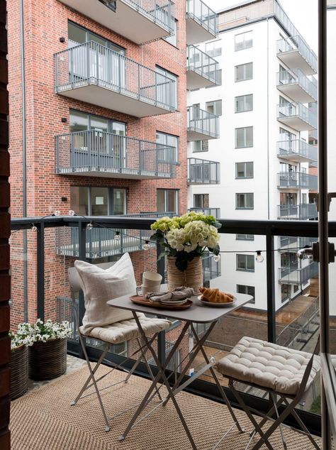 Small City Balcony Ideas, Nyc Balcony, Room Ideas Creative, Scandinavian Balcony, City Balcony, Glamorous Living Room, Condo Balcony, Glamorous Living, Terrace Decor