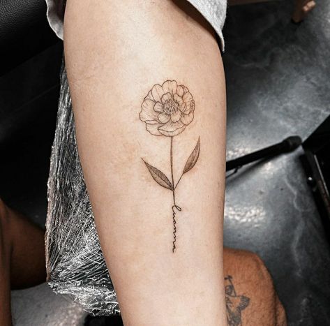 Flower Tattoo With Date In Stem, Flower Tattoo Word Stem, Flowers With Words Tattoo Stems, Poppy Name Tattoo, Flower Tattoo Name Stem, Flower Stem Name Tattoo, Poppy Tattoo With Name, Flower With Word Stem Tattoo, Flower Tattoo With Words As Stem