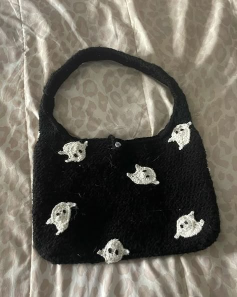 Crochet Ghost Bag, Crochet Ghost Blanket, Halloween Crochet Bag, Crochet Halloween Bag, Crochet Halloween Sweater, Halloween Bags Diy, Gothic Crochet, Halloween Core, Ghost Crochet