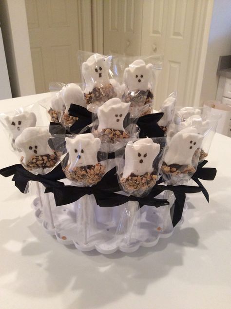 Ghost (Peeps) s'mores made from ghost peeps dipped in chocolate and crushed up Graham crackers then the whole thing goes on a lollipop stick Ghost Peeps, Halloween Bake Sale, Black Halloween Party, Facts About Halloween, Halloween Donuts, Halloween Facts, Halloween Foods, Dipped In Chocolate, Chocolate Lollipops