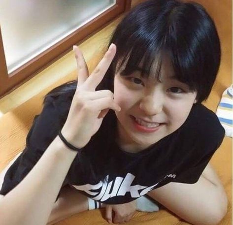 Itzy Yeji Baby Picture, Itzy Yeji, Bare Face, Pre Debut, Bare Bears, Glam Rock, Lead Singer, Three Kids, Baby Pictures