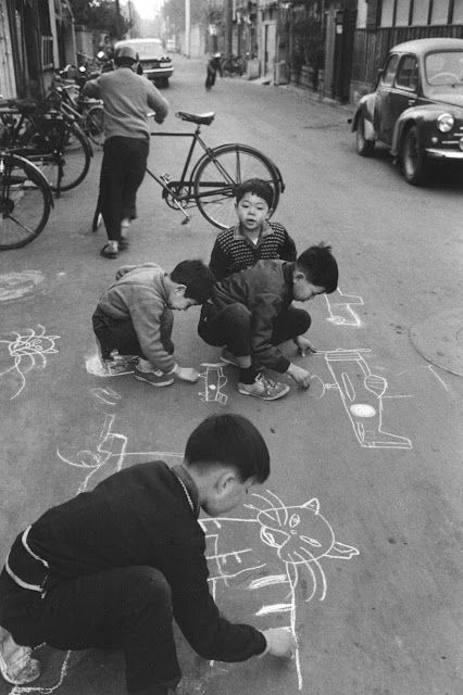 Children Drawing, Japanese Landscape, Chalk Drawings, Maneki Neko, Vintage Japan, 인물 사진, Black And White Photographs, Japanese Culture, Tokyo Japan