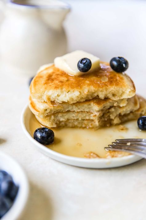 The BEST freezer Friendly Buttermilk Pancake recipe to add to your breakfast rotation! The whole family will love them, they only have 8 ingredients and they are simple to make! #pancakes #buttermilk #krollskorner #brunch Breakfast Rotation, Pancakes Buttermilk, Buttermilk Breakfast, Best Buttermilk Pancakes, Buttermilk Pancake Recipe, Homemade Buttermilk Pancakes, Types Of Pancakes, Simple Brunch, Buttermilk Pancake