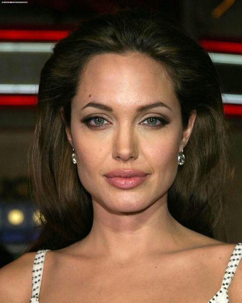 Angelina Jolie Angelina Jolie Eyes, Angelina Jolie Face, Angelina Jolie Photoshoot, Angelina Jolie Hair, Angelina Jolie 90s, Angelina Jolie Makeup, Pretty Features, Maleficent Movie, Shiloh Jolie-pitt