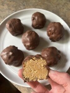 Honey Peanut Butter Scotcheroos Honey Peanut Butter Scotcheroos, Honey Peanut Butter Scotcheroo Balls, Scotcharoo Balls, Peanut Butter Scotcheroos, Honey Peanut Butter, Recipe Using Honey, Easy Candy Recipes, Dessert Truffles, Easy Candy