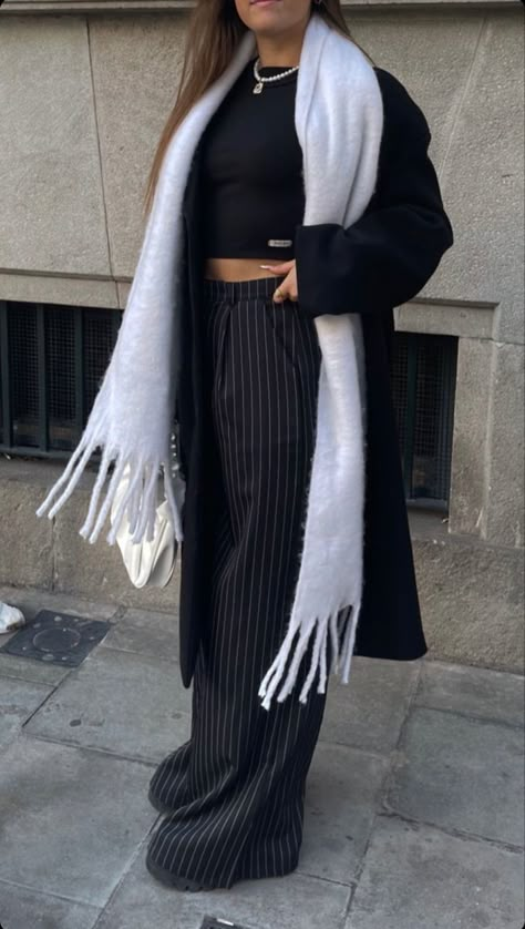 Black Striped Pants Outfit, Stripe Pants Outfit, Office Ootd, Winter Pants Outfit, Striped Pant, Casual Outfits For Work, Stripe Pants, Business Casual Outfits For Work, Work Outfit Ideas