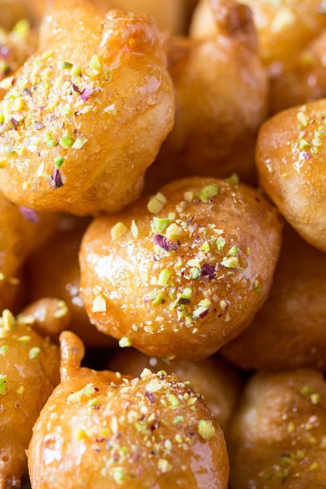 Loukoumades – Greek doughnuts Greek Dessert, Greek Recipes Dessert, Cypriot Food, Lazy Cat Kitchen, Greek Pastries, Greek Sweets, Greek Foods, Greek Desserts, Lebanese Food