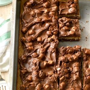 Chocolate Maple Bars Recipe -My family runs a maple syrup operation, and I'm always looking for new ways to incorporate maple syrup into my cooking and baking. These bars are delicious! —Cathy Schumacher, Alto, Michigan Maple Bars Recipe, Maple Toffee, Maple Bars, Maple Recipes, Potluck Desserts, Bake Sale Recipes, Toffee Bars, Christmas Recipes Easy, Pasta Fatta In Casa