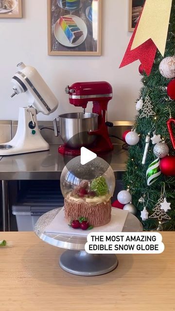 4,420 likes, 46 comments - cakenest.in den November 21, 2023: "How awesome is this edible snow globe from @jaeminscakesandpastries It’s definitely in my to do list for this Chrissy ❄️ Edit: Jaemin used water and sugar for his globe not isomalt (400g of sugar to 200g of water). Mix is heated to 140C and then cooled to 120C before poured on the balloon. This can also be done with isomalt and balloon filled with cooled water to avoid melting/popping the balloon. #Cakersparadise #makeedibleincre Isomalt Snow Globe, Edible Snow Globes, Edible Snow, Globe Cake, My To Do List, Water Globes, Christmas Float Ideas, Christmas Gingerbread House, Christmas Decorations Diy Outdoor