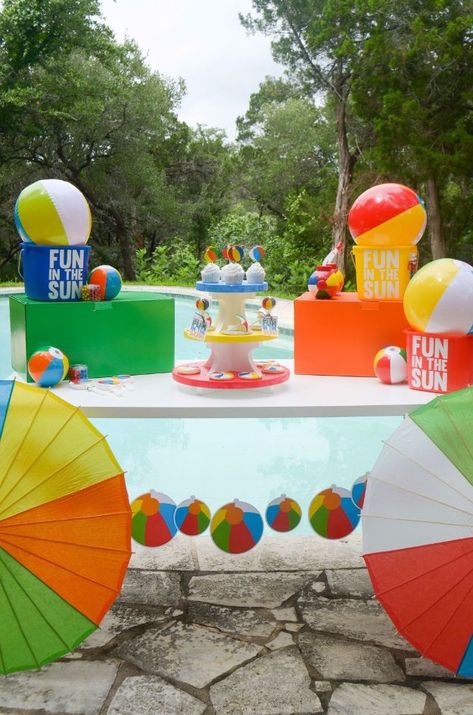 DIY Pool Party Ideas - Beach Ball Summer Party - Easy Decor Ideas for Pools - Best Pool Floats, Coolers, Party Foods and Drinks - Entertaining on A Budget - Step by Step Tutorials and Instructions - Summer Games and Fun Backyard Parties http://diyjoy.com/diy-pool-party-ideas Pool Party Centerpieces, Pool Party Diy, Summer Party Diy, Party Centerpieces Diy, Beach Ball Party, Pool Party Ideas, Dream Birthday, Pool Party Themes, Splash Party