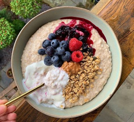 E V I E M A E on Instagram: "💙GINGER & BERRY COMPOTE OATMEAL💜 Goooood morning lovelies and happy Tuesday! I hope you all had a lovely few days celebrating Christmas and spending time with your friends and family🎅🏼 thankfully back to the oats this morning after a weekend of rich food - ginger and cinnamon spiced oatmeal topped with ginger yogurt, blueberry compote, blueberries, raspberries, granola and sweet and salty peanut butter which is absolutely delicious 🤤 have a lovely day angels fil Oatmeal With Berries, Oat Bowl, Spiced Oatmeal, Berry Oatmeal, Oat Bowls, Flavor Drops, Berry Yogurt, Protein Yogurt, Bakery Foods