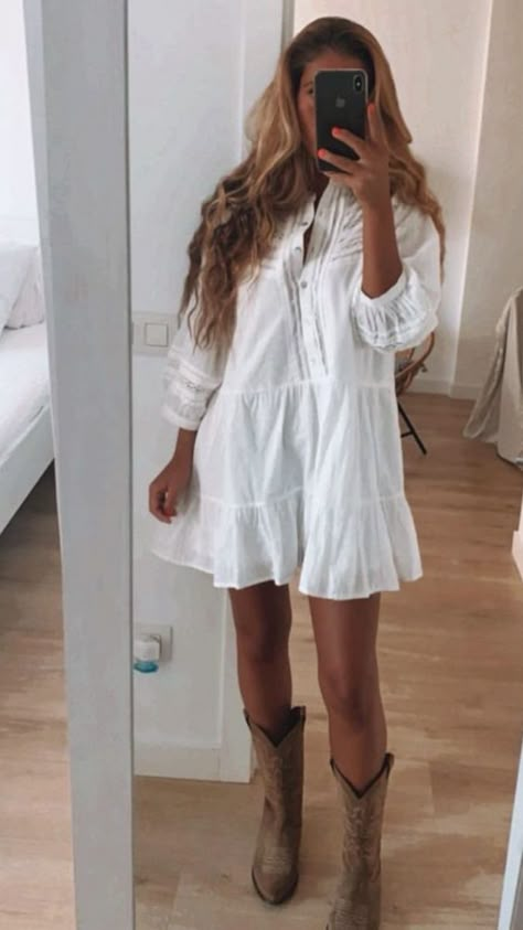 Moto Boot Outfit 2023, Western Outfit Dress And Boots, Outfit Botas Cowboy Mujer, Botines Cowboy Outfit, Summer Texas Outfits, Botas Cowboy Outfit, Botas Cowboy Mujer Outfit, Bota Western, Cowboy Boot Outfits