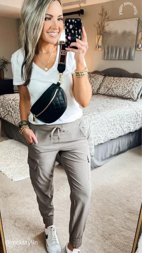 School Drop Off Outfit, Errands Outfit Spring, Everyday Style Casual, Running Errands Outfit, Comfy Travel Outfit, Casual Spring Outfit, Jogger Pants Outfit, Errands Outfit, Summer Pants Outfits