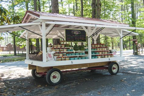 Produce Trailer Ideas, Produce Stand Display, Farmers Market Trailer Farm Stand, Produce Wagon Farm Stand, Farm Stand Set Up, Produce Stand Trailer, Mobile Produce Stand, Produce Stand On Wheels, Farm Stand On Trailer