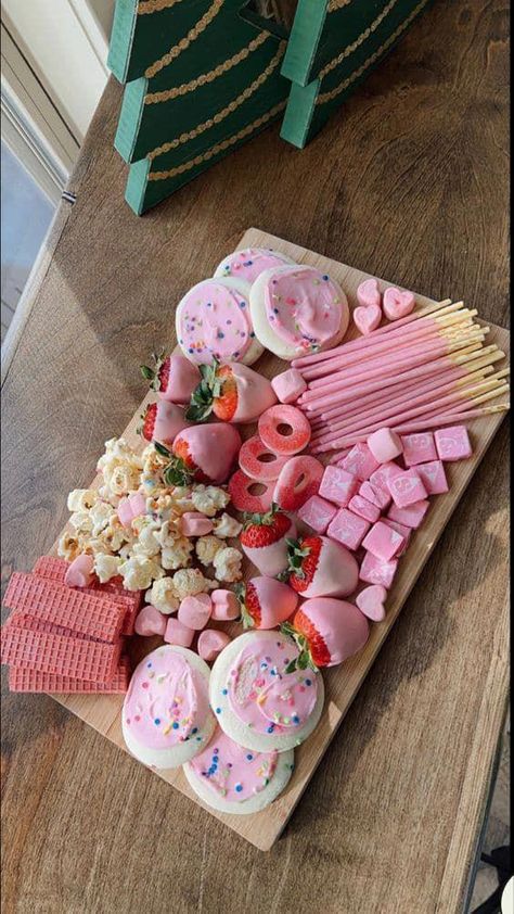 14 Girls Night Charcuterie Board Ideas » Lady Decluttered #BirthdayBashBites Girls Night Charcuterie Board, Pink Party Snacks, Girls Night Snacks, Family Reunion Food, Winter Appetizers, Lady Decluttered, Spa Food, Charcuterie Board Ideas, Christmas Meals