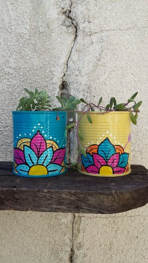 Tin Can Garden Ideas, Tin Can Decorations, Soda Can Flowers, Painted Tin Cans, Tin Can Flowers, Vintage Flower Pots, Diy Hanging Planter, Tin Can Art, Aluminum Can Crafts