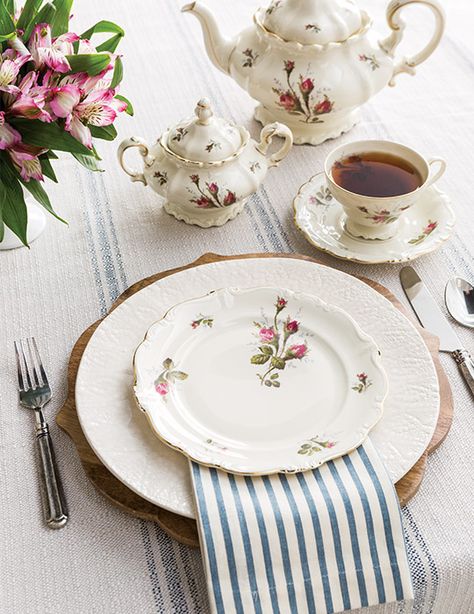 Casual Tablescape, Cottage Roses, Pretty Table Settings, Table Setting Inspiration, Afternoon Tea Parties, Serving Table, Pretty Tables, Cute Kitchen, Beautiful Dishes