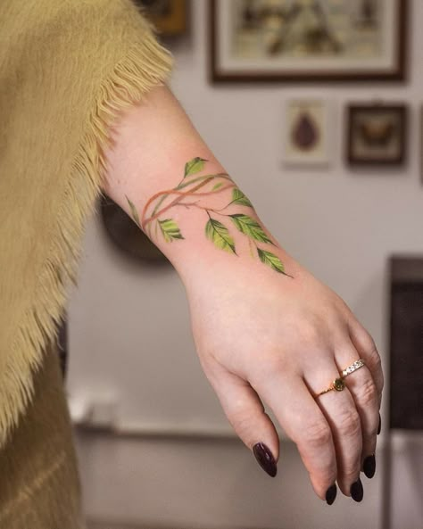 Ivy Bracelet Tattoo, Green Tattoos For Women, Green Leaf Tattoo, Strong Women Tattoos, Strong Women Tattoos Ideas, Bracelet Tattoo Ideas, Women Tattoos Ideas, Tatuaje Studio Ghibli, Green Tattoos