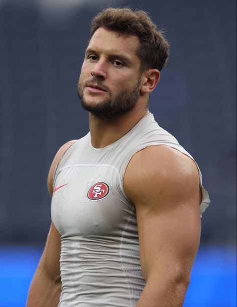 Nick Bosa #nickbosa #bosa #nb97 #49ers Nick Bosa, Nfl Football 49ers, Hunks Men, Football Pants, American Football Players, Football Boys, Nfl Players, Athletic Men, Shirtless Men