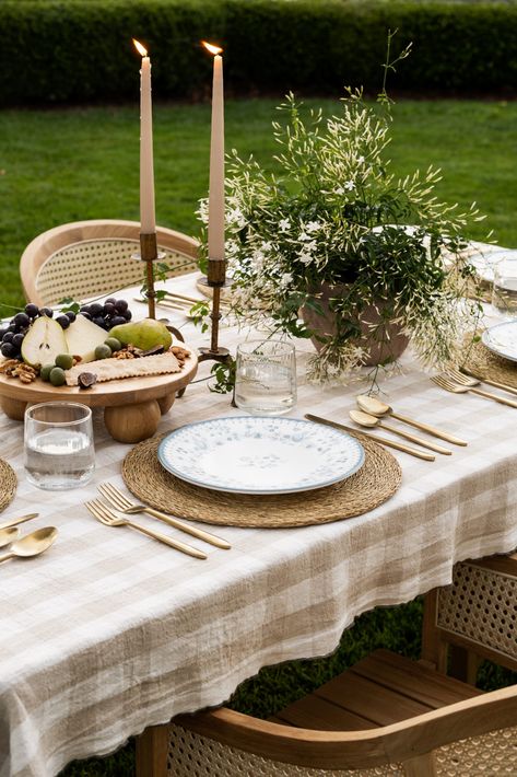 Outdoor Hosting, Outdoor Dinner Party, Dinner Party Table Settings, Deco Champetre, Outdoor Dinner Parties, Dinner Party Table, Party Table Settings, Outdoor Dinner, Mesa Exterior