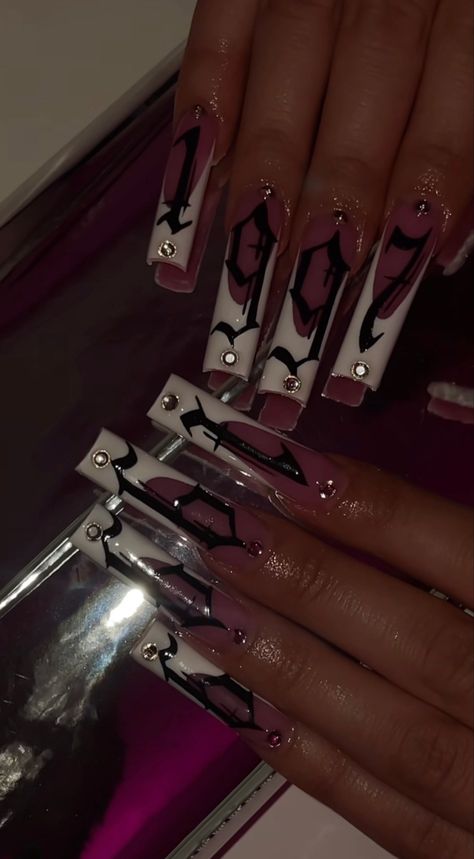 Gangsta Style Nails, 90s Hip Hop Nails, Scarface Nails, Nail Ideas Chicana, Low Rider Inspired Nails, Writing On Nails, Old English Letter Nails, Cross Acrylic Nails, Low Rider Nails