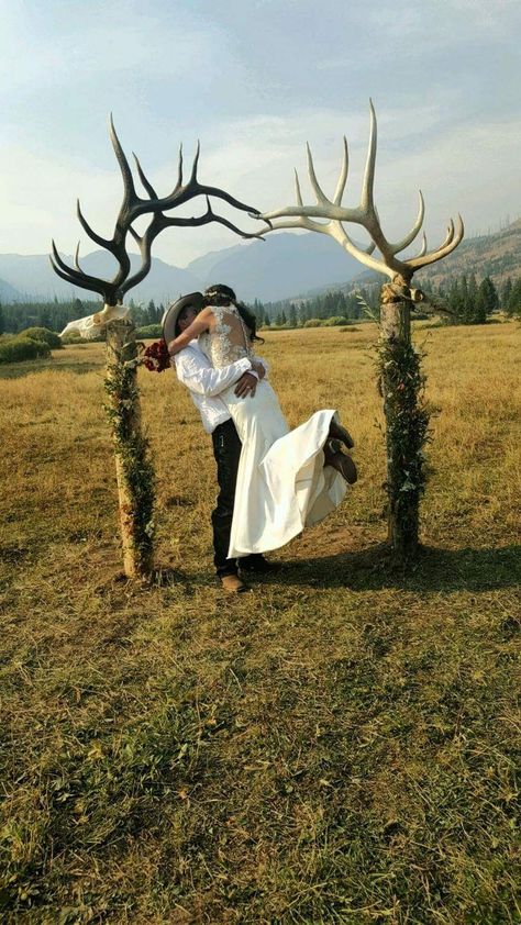 Antler Wedding Arch, Country Wedding Arches, Country Wedding Pictures, Western Wedding Ideas, Western Wedding Rings, Country Relationships, Country Western Wedding, Western Themed Wedding, Antler Wedding