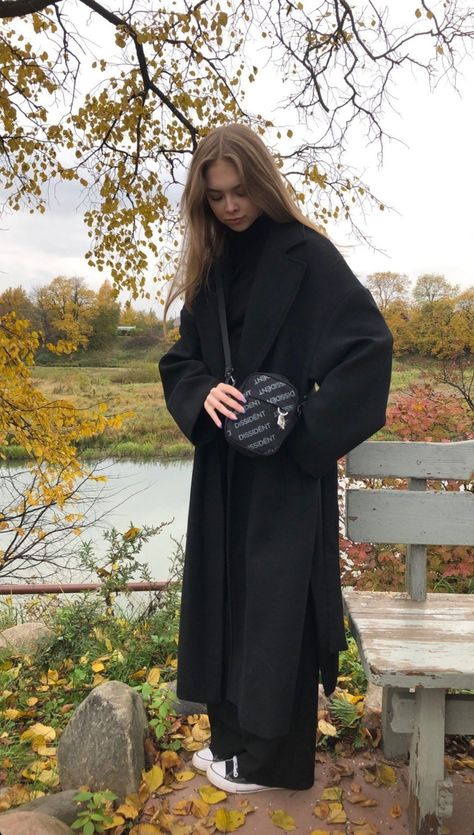 Black Coat Outfit, Stile Hijab, Cozy Winter Outfits, Neue Outfits, Style Fall, Coat Outfits, 영감을 주는 캐릭터, Mode Inspo, 가을 패션