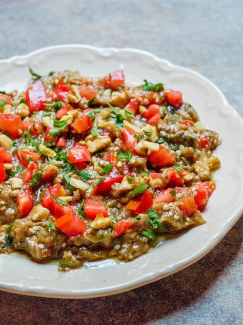 Syrian baba ganoush - recipe / A kitchen in Istanbul Baba Ganoush Recipe, Arabisk Mad, Babaganoush Recipe, Bulgarian Food, Roasted Eggplant Dip, Syrian Food, Caviar D'aubergine, Resep Salad, Baba Ganoush