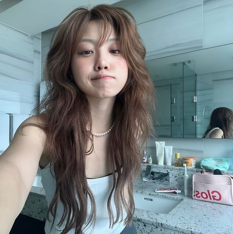 ♡̷̸⁩ — girls rpw rp ports high quality remini pfp role player world Aesthetic Ig Filter Selfie, Kim Hair, Happy Birthday Drawings, Korean Photo, Role Player, Cute Simple Wallpapers, Girls High, Maquillaje De Ojos, Brown Hair