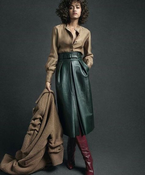 Green Leather Skirt Outfit, Leather Drawing, Preppy Chic Outfits, Long Leather Skirt, Suede Outfit, Skirt Inspiration, Womens Skirt Suits, Leather Dresses, Leather Outfit