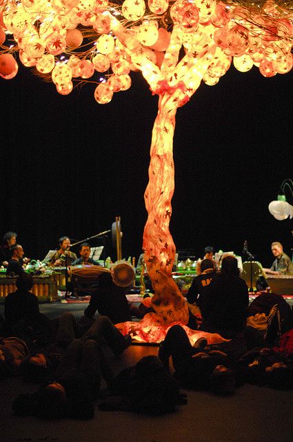 Winter Solstice Lantern Festival Round House Vancouver BC- The Tree of Light (chicken wire/ tissue paper/ hollowed out balloon lanterns as leaves)  Recently, the secret Lantern Society have placed musicians in the room, with this tree, that set a spiritual ambiance- you can see the people on the floor enjoying the groove.  Art in this room also includes enormous replicas of flowers created from wire and tissue that are pretty impressive Willow Lanterns, Tree Of Light, House Vancouver, Lantern Parade, Lantern Garden, Balloon Lanterns, Sculpture Inspiration, Dragon Fire, Lantern Ideas