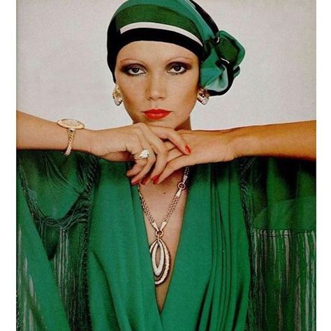 Francoise Querin in jewelry by Fred Joallier, L'Officiel , 1977 Layering Textures Fashion, Moda Disco, 70s Mode, Style Vert, 70s Jewelry, 70s Glam, Disco Fashion, Fashion 1970s, Fashion 70s