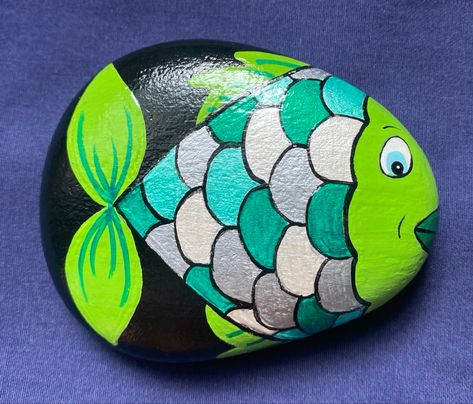 Fish Stone Painting, Fish Rock Painting Ideas Easy, Fish Painted Rocks Ideas, Fish Painted On Rocks, Rock Painting Fish Ideas, Pebble Painting Simple, Painted Fish Rocks, Painted Rocks Fish, Rock Painting Fish