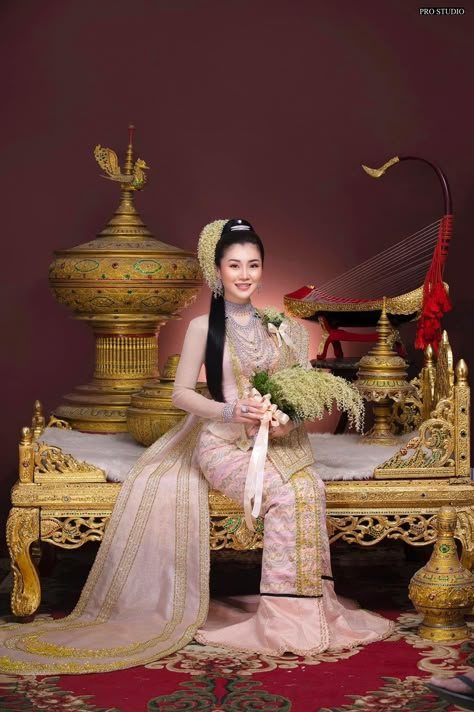 Myanmar Pre Wedding Photo, Myanmar Dance, Wedding Myanmar, Burmese Wedding Dress, Burmese Wedding, Anime Princess Dress, Burmese Traditional Dress, Myanmar Wedding, Fluffy Wedding Dress